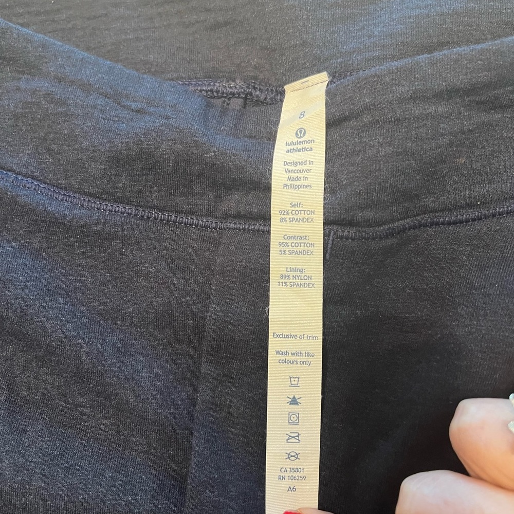 Lululemon pants, pull on smooth fit, pockets in front and back, navy, size 8 - Picture 5 of 5